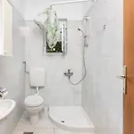 3 Bedroom Cozy In Apartamento Novi Vinodolski