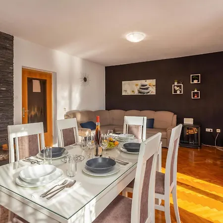 Apartment 3 Bedroom In